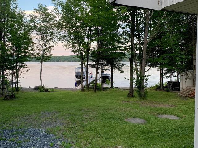 Grand Lac St-François, secteur Sainte-Praxède. RARETÉ, PLAGE privée au bord de l’eau. Terrain de +/-15 000 pi.ca. avec 100 pi de façade sur le lac. | 3222747