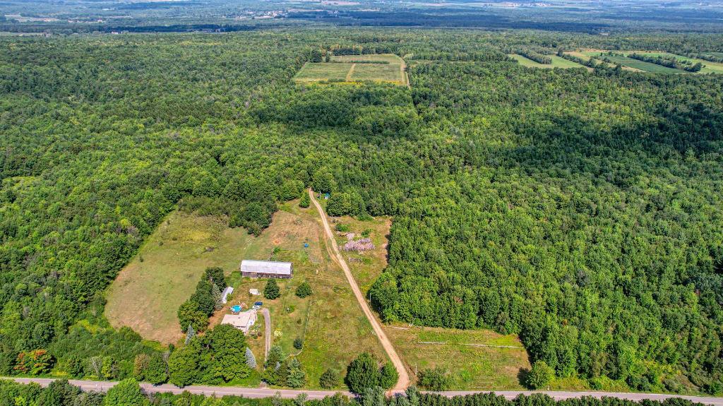Montérégie: bleuetière + érablière, 44,03 ha avec grange et petit chalet de chasse | Une propriété pittoresque à découvrir! | 3222824
