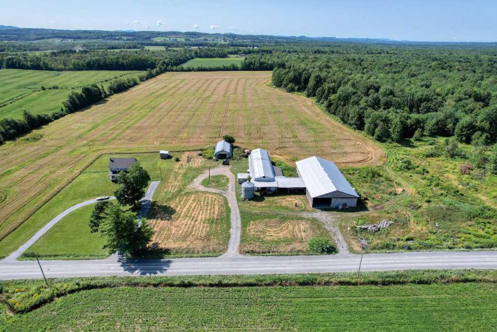 Dunham: terre agricole 222 acres + possibilité d'érablière 9000 entailles | avec grange et garage pour développer votre projet agricole! | 3211332