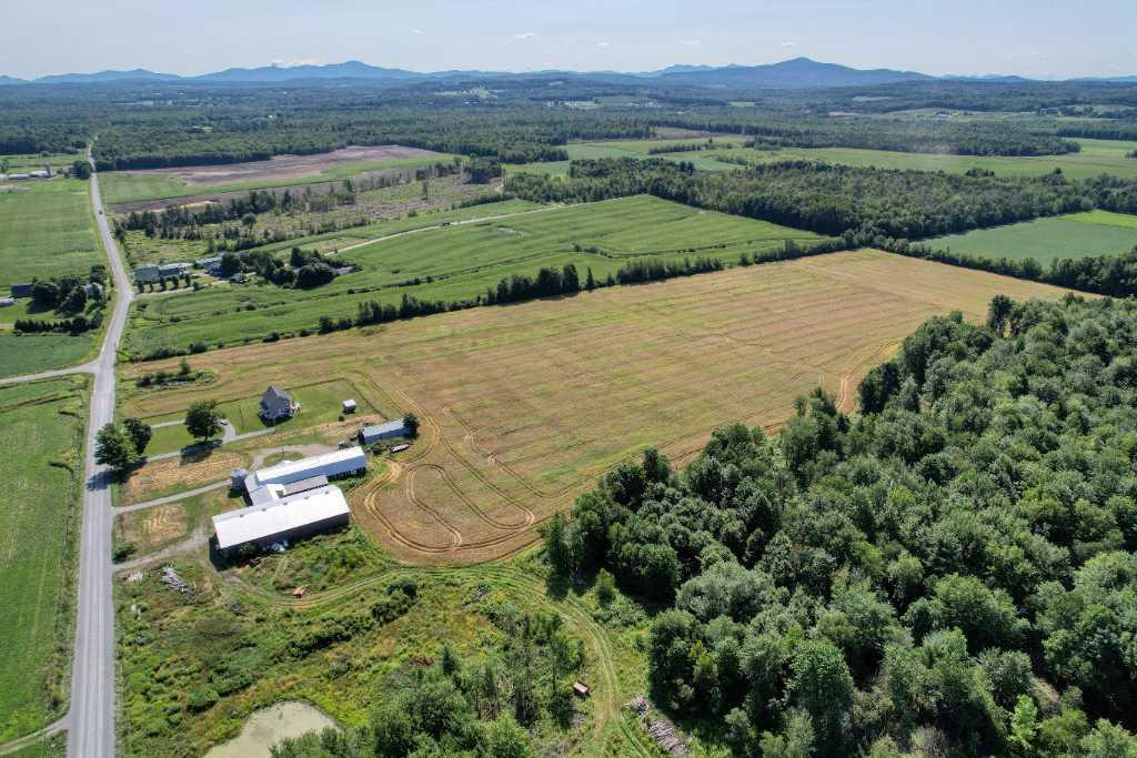 Dunham: terre agricole 222 acres + possibilité d'érablière 9000 entailles | avec grange et garage pour développer votre projet agricole! | 3211332