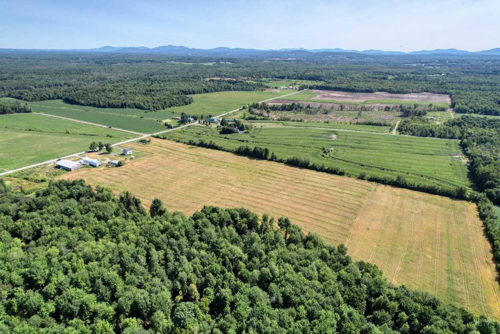 Dunham: terre agricole 222 acres + possibilité d'érablière 9000 entailles | avec grange et garage pour développer votre projet agricole! | 3211332