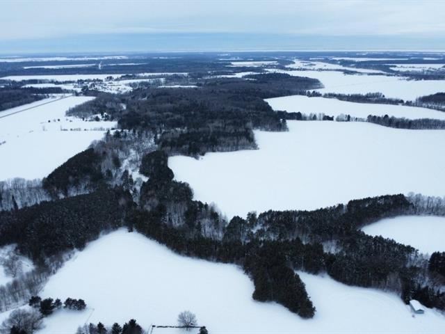 St-Pie-de-Guire (Centre-du-Québec) : Terre agricole de 179 acres, 91 acres cultivables, forêt, rivière, grange et garage | 3222831