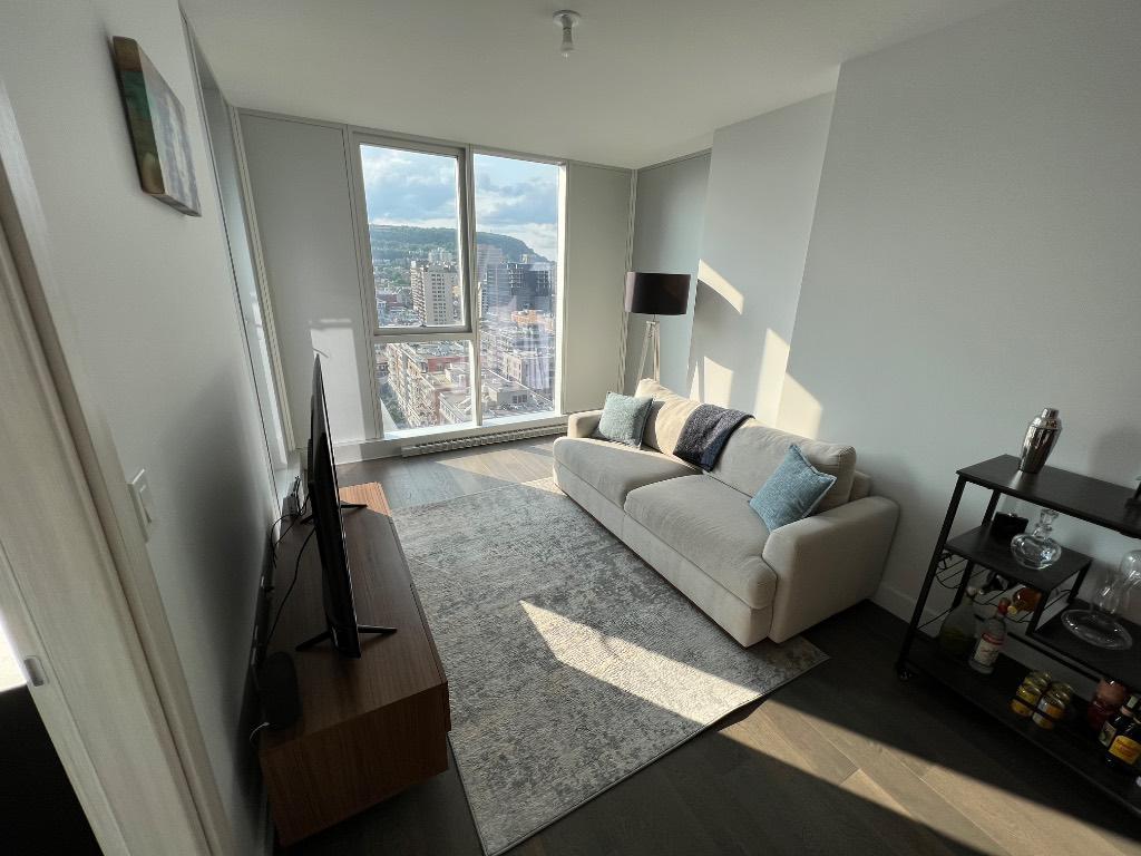 Grand condo 1+Den meublé au cœur du centre-ville de Montréal | 3211536