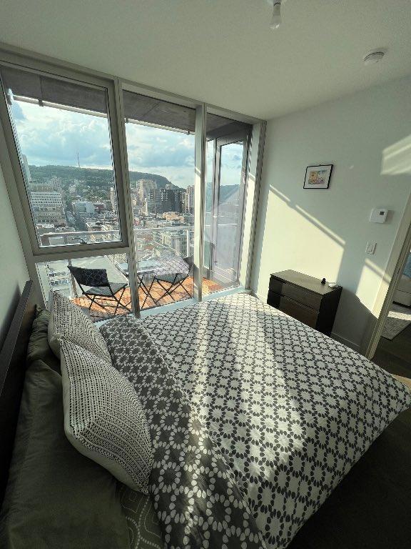 Grand condo 1+Den meublé au cœur du centre-ville de Montréal | 3211536