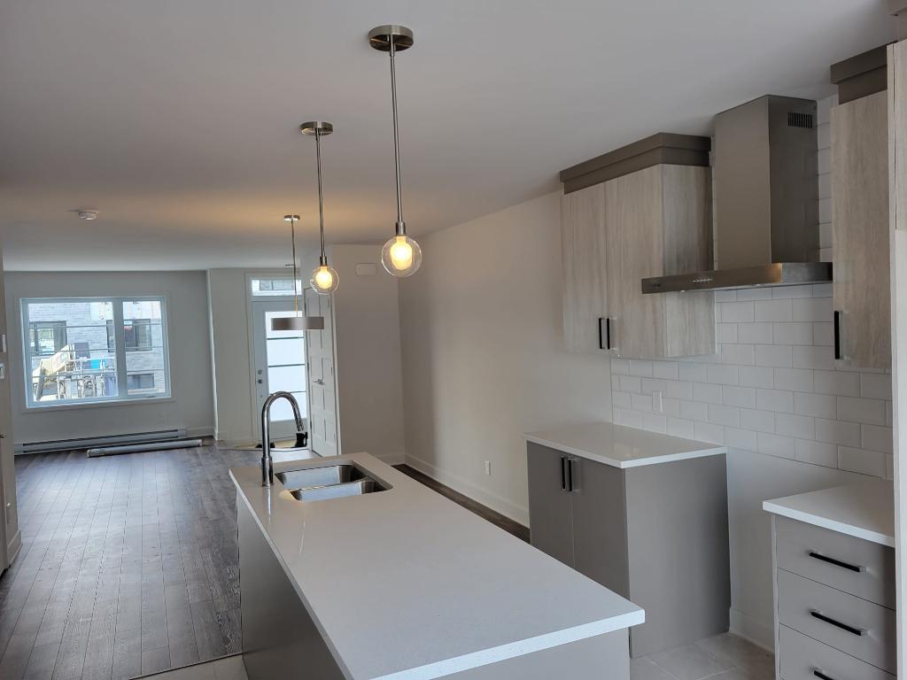 3 Beds 2 Baths - Townhouse | 3211539