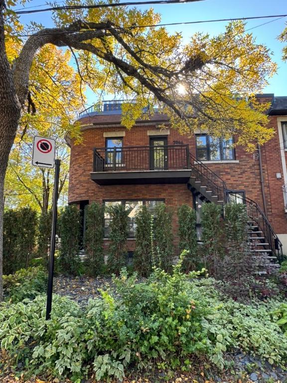 Rare sur le marché: grand 7½ face au parc Bélair | 3211549