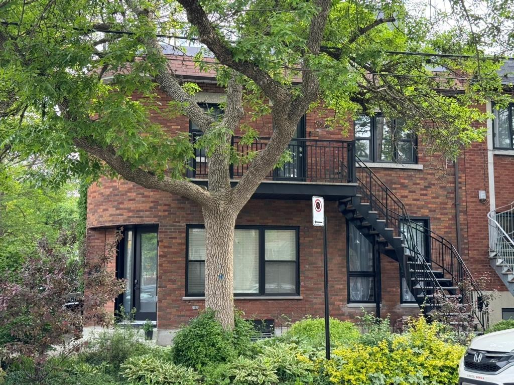 Rare sur le marché: grand 7½ face au parc Bélair | 3211549