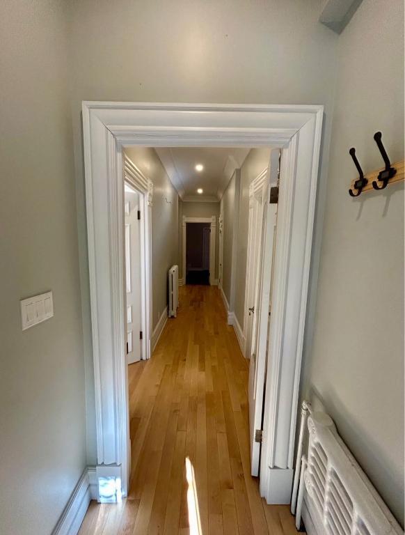 5 1/2 (3 chambres & 2 salles de bain) : incluant stationnement privée, cours arrière, et électroménagers. | 3211553