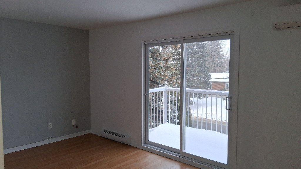 Beloeil grand 4 1/2 avec (2) stationnements déneigés ,entrée laveuse/sécheuse thermopompe, disponible pour le 1 Février 2026. | 3212165