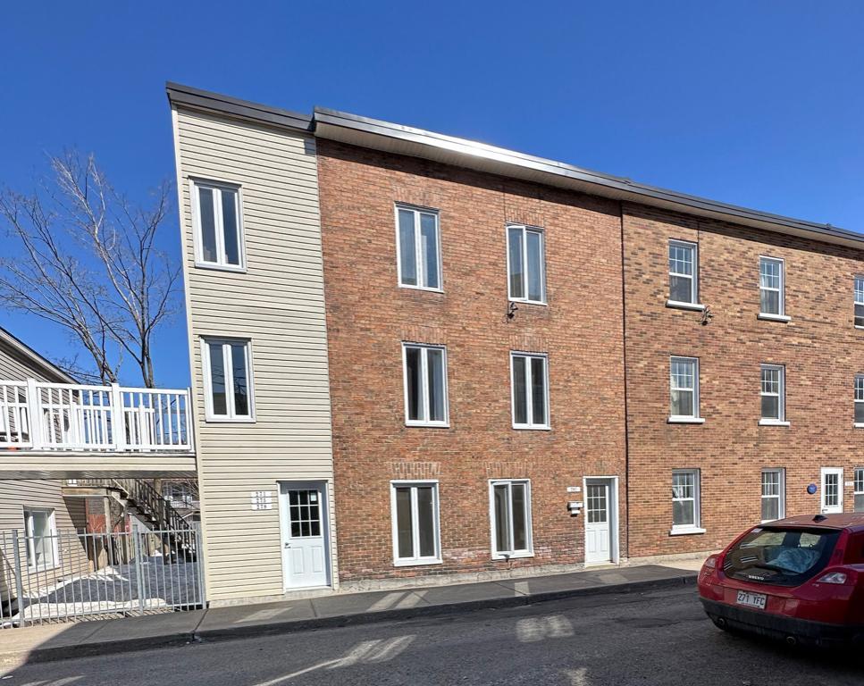 Libre 1ier juillet 26. 4 1/2. Près de tous les service, Tranquilité. Entrée privée. | 3212777