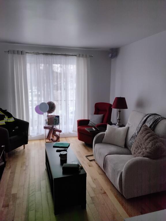 4 1/2 refait à neuf et libre le 1er juillet | 3212918