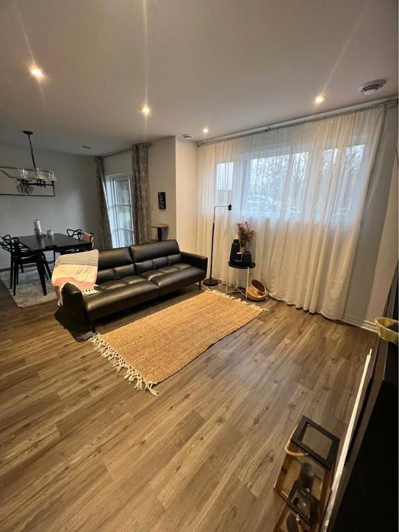 LUXUEUX CONDO 4 ½ à louer - Dernier étage (3e) - GARAGE – 2025$ - JUILLET 2026 | 3212984