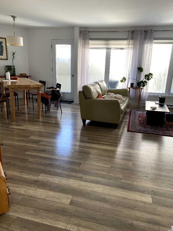 GRAND 51/2 SUR 2 ÉTAGES, 2 S.D.B COMPLÈTES , LOCKER, . TERRASSE, ENTRÉE INDÉPENDANTE | 3300963