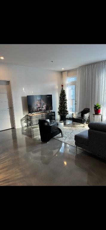 Grand 4 et demi+ bureau avec électroménagers inclus | 3215261