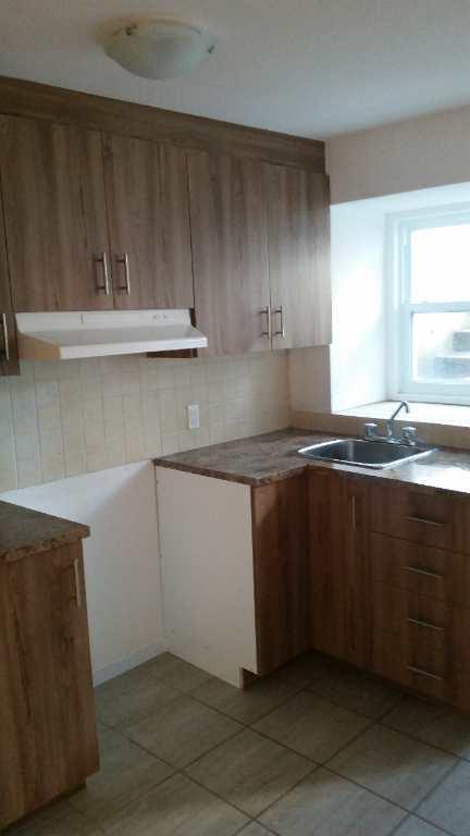 Logement 3 1/2 avec 2 stationnements exterieurs | 3215670