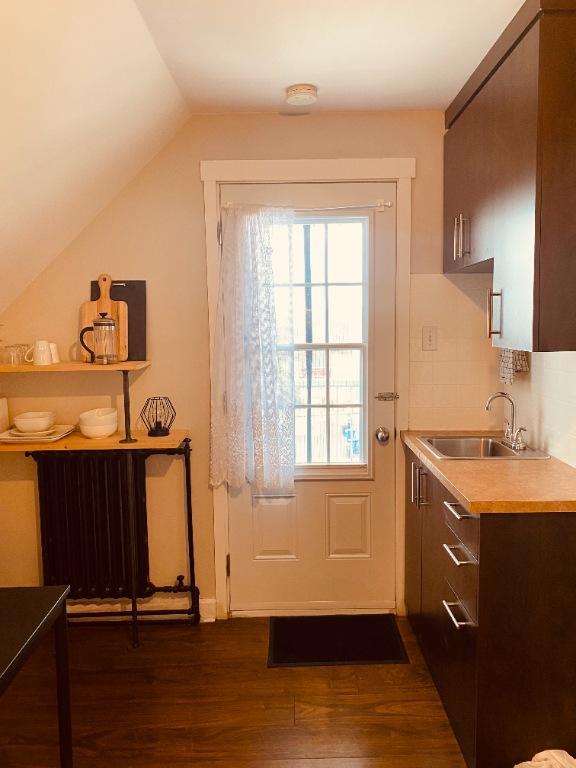 2 1/2 prêt a vivre. Meublé, chauffage +eau chaude + wifi inclus, balcon | 3215802