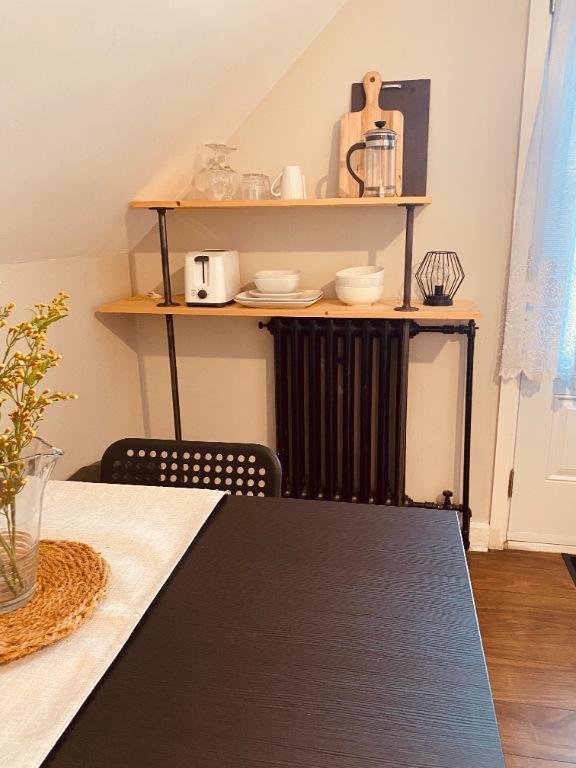 2 1/2 prêt a vivre. Meublé, chauffage +eau chaude + wifi inclus, balcon | 3215802