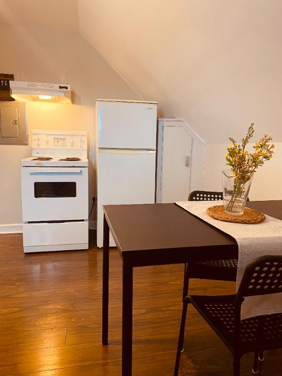 2 1/2 prêt a vivre. Meublé, chauffage +eau chaude + wifi inclus, balcon | 3215802