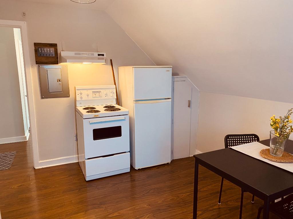 2 1/2 prêt a vivre. Meublé, chauffage +eau chaude + wifi inclus, balcon | 3215802