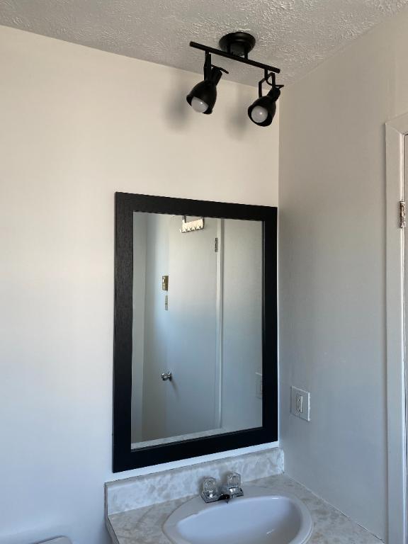 Grand 3 1/2 + espace bureau au rez-de-chaussée, WIFI inclus, 2 espaces stationnement | 3220240