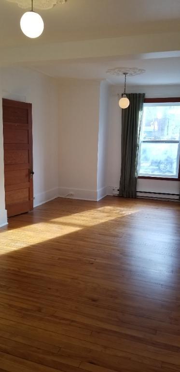 Plateau mont-royal, 4 ½ de 840 pieds carrés, rez-de–chaussée, à 2 minutes de marche du métro Mont-Royal ou Laurier | 3215828