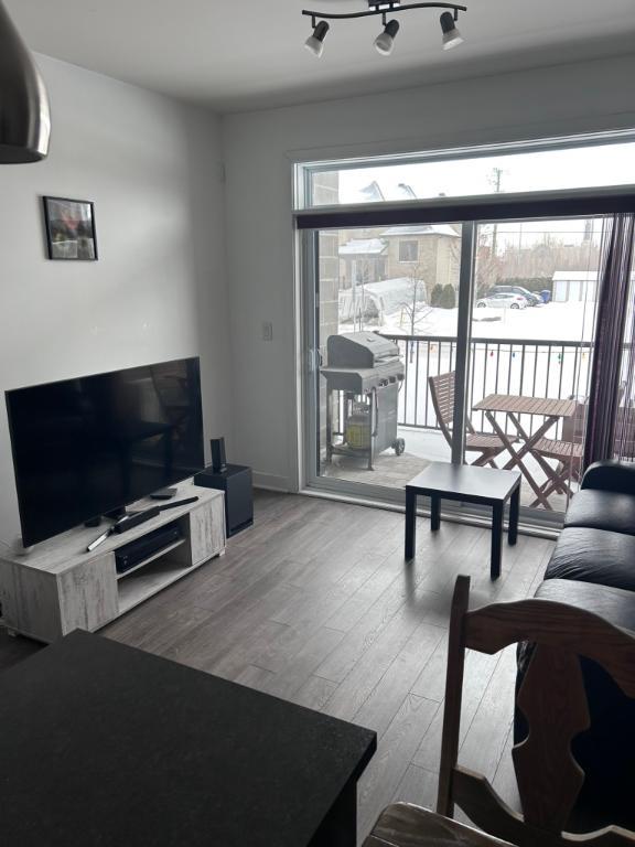 Superbe grand 3 1/2 Style Condo (Disponible immédiatement) | 3215832