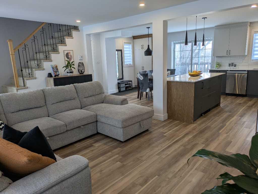 Maison à louer - St-Rédempteur - 3 étages, 3 chambres, piscine, hydro et déneigement inclus | 3215844