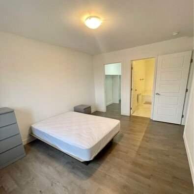 1 CH - 1 SDB - Sherbrooke - $750 /mo | 3215966
