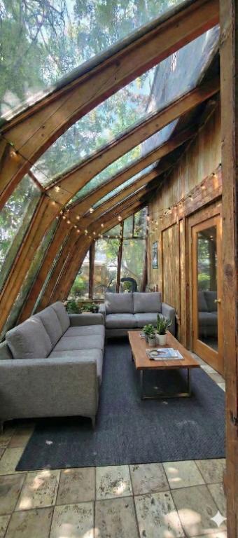 3 chambres encore disponibles - Maison 100 % étudiante, sans proprio sur place, située à 150 m du métro Longueuil - Meublé, grille pain, electro, etc | 3216069