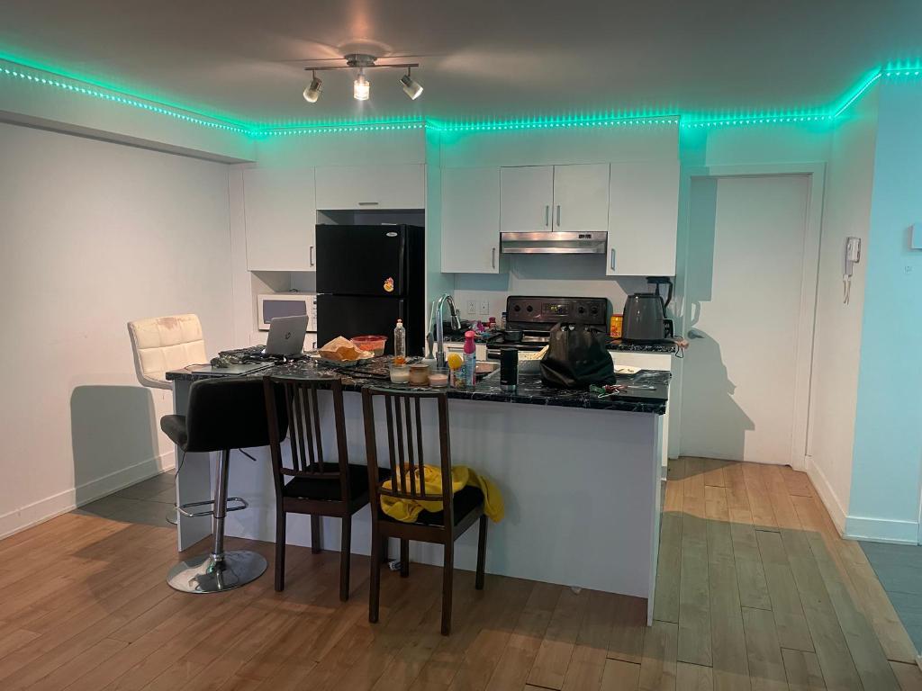 Beau 4 ½ à louer par mois. 2 chambres fermées Salon spacieux Cuisine fonctionnelle Salle de bain complète Appartement propre et bien entretenu, idéal | 3216101