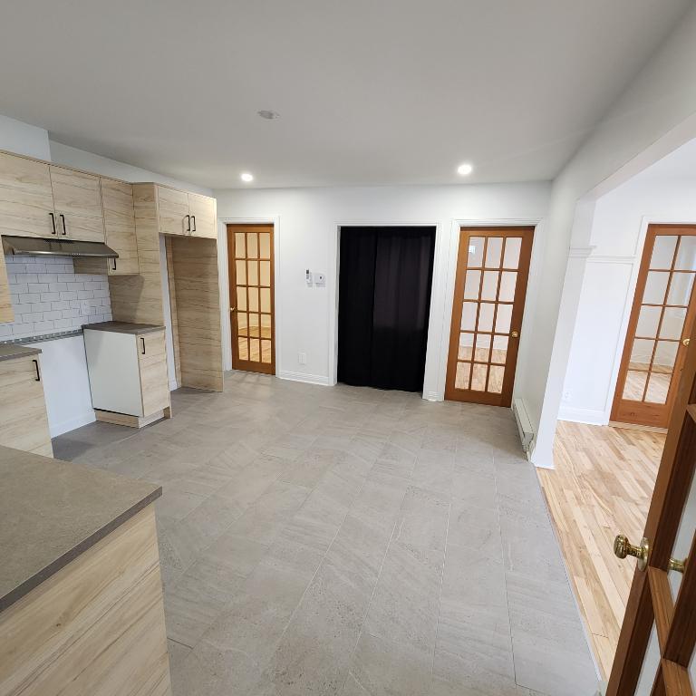 4 1/2 rénové avec cours, Laval, Sainte-Dorothée | 3216112