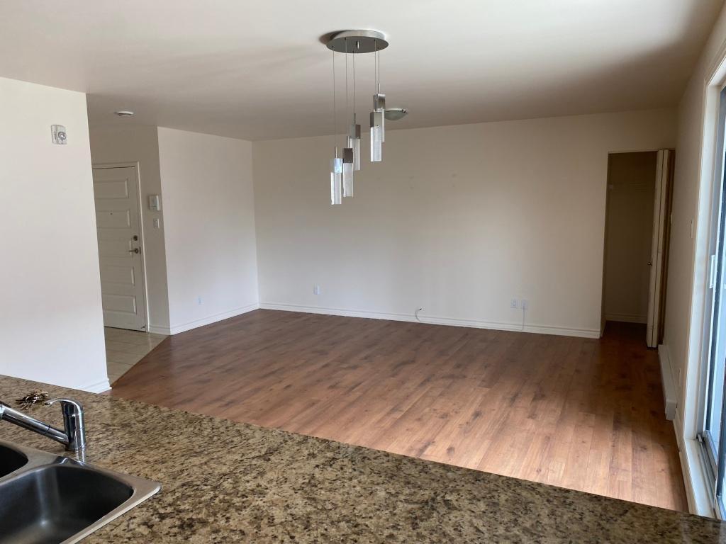 4.5 A LAVAL TRÈS TRANQUILLE CONSTRUCTION SUPÉRIEURE ASCENSEUR | 3216113