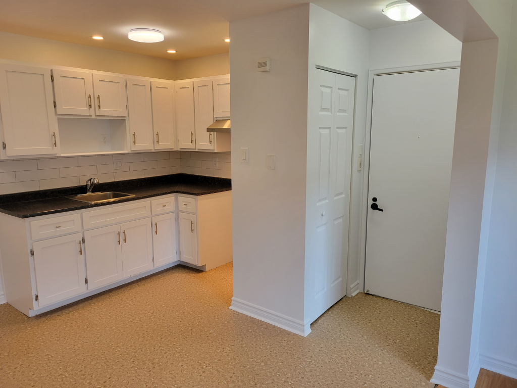 31/2 Rénové Chauffé, Eau Chaude ! | 3216176