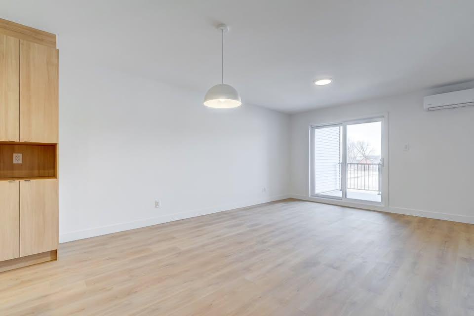 Très Grand 3 1/2 à Louer | 3216807