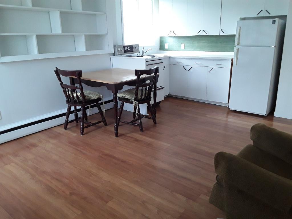 31/2 juillet chauffé, éclairé , semi-meublé, | 3220331