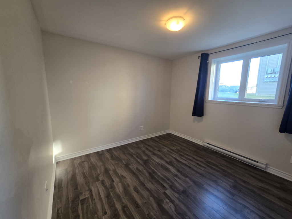 Grand 5½ En Demi Sous-sol | 3217435