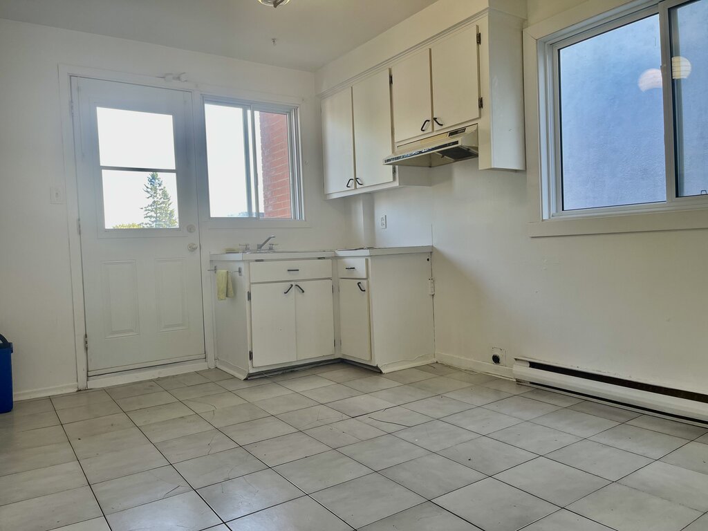 Rosemont - Beau 4 1/2 Propre Au 3e Étage | 3220611