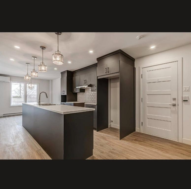 OCCASION : CESSION DE BAIL APPARTEMENT 5 1/2 2022 À 1298$/MOIS ST-HUBERT! FAITES VITE | 3220882