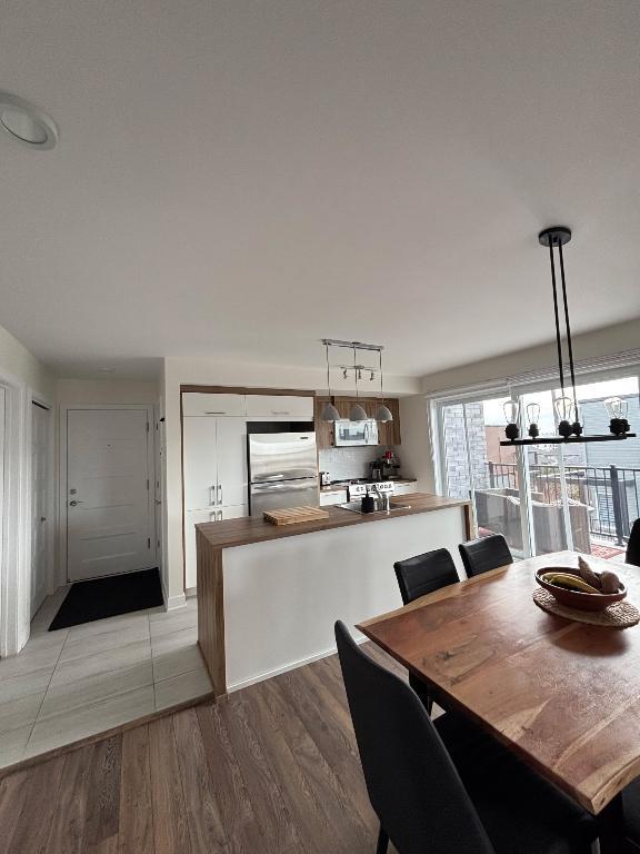 RIVE SUD ! SAINT-AMBLE !! Rare ! GRAND CONDO 3 1/2 - 2017-A/C- 3ieme Étage belle Vue - libre 1er Juin 2026 | 3220937