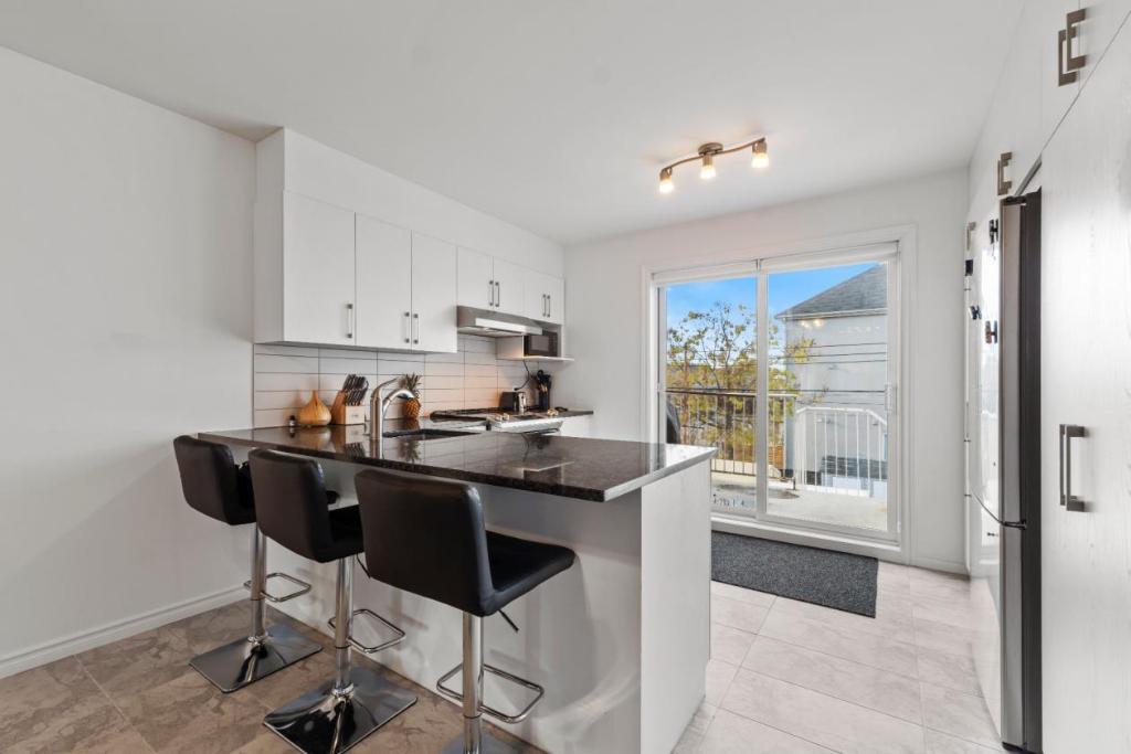 Grand 4 (1/2) Rénové à Louer à Laval | 3221016