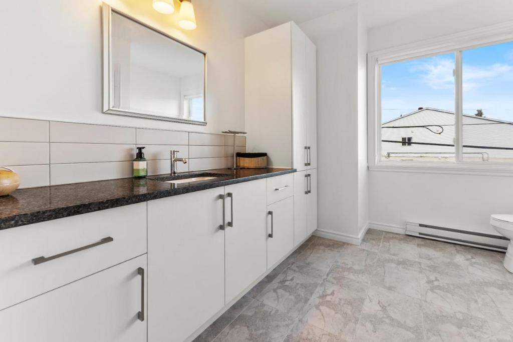 Grand 4 (1/2) Rénové à Louer à Laval | 3221016