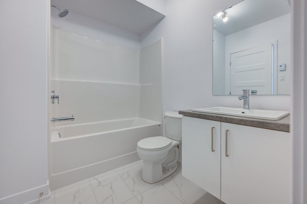 3 ½ Lumineux Avec Balcon Et Stationnemen | 3221648