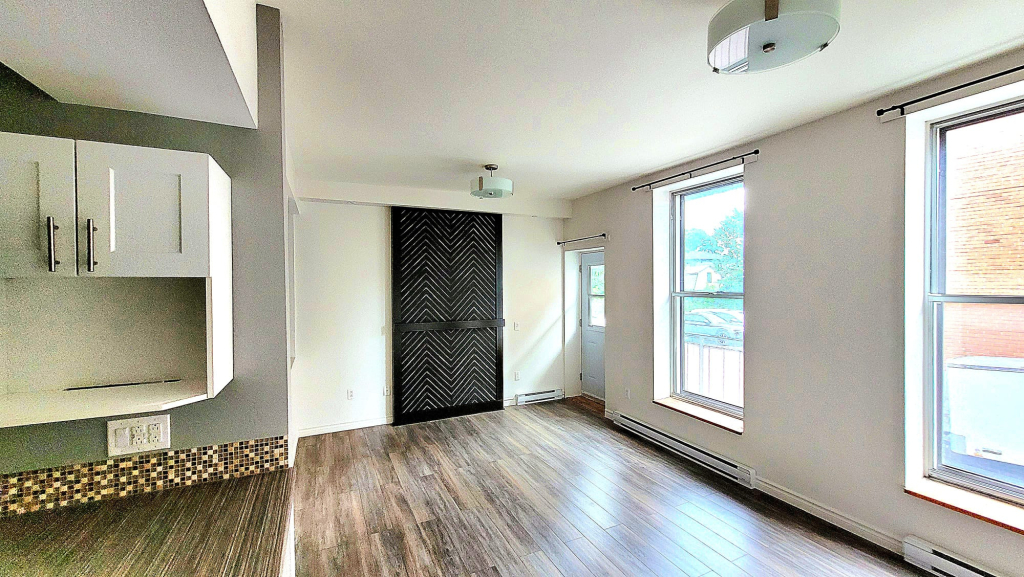 STOP!!! Beau 4½ -Longueuil | 3221758