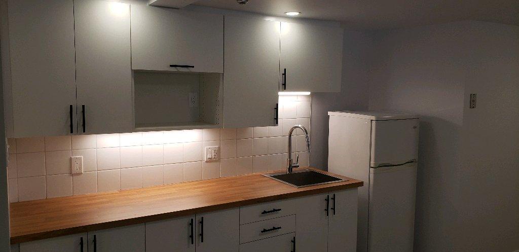 2 1/2 Chauffé, Éclairé, Semi-Meublé. WI-FI($) | 3222886