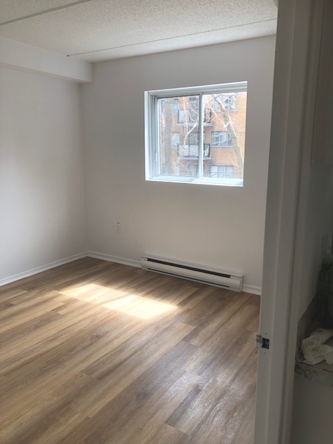 BEAU 4 1/2 Dans Petit Immeuble | 3222996