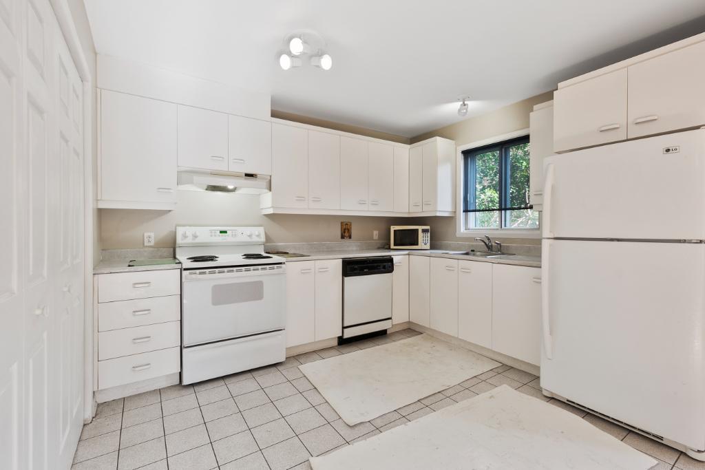 Logement 4 1/2 meublé, chauffé, éclairé métro Frontenac | 3223386