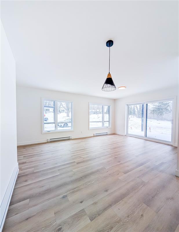 Immeuble - 16 Rue Allen Est, Waterloo 5 Et Demi Neuf - Waterloo | 3223982