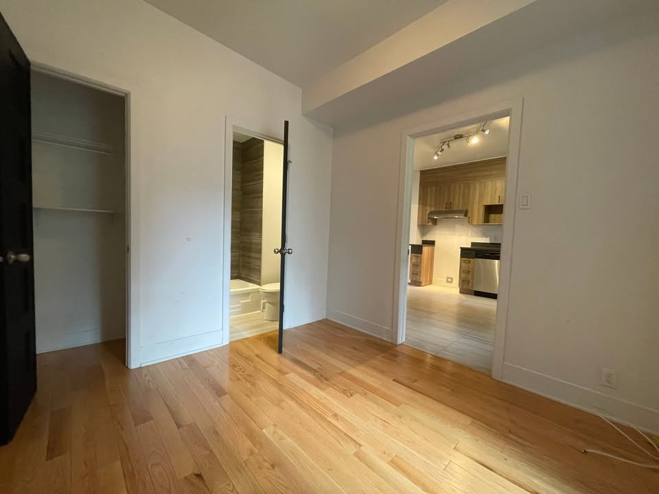 Ville-Marie - 4 1/2 Avec Parking + Cour | 3225509