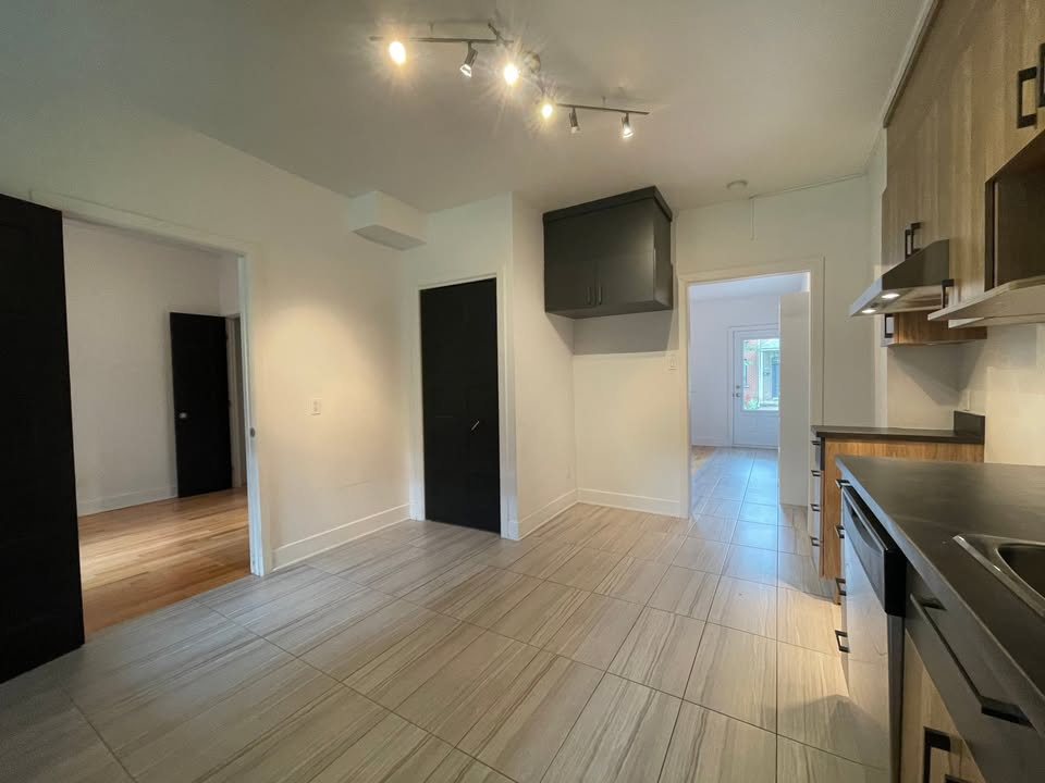 Ville-Marie - 4 1/2 Avec Parking + Cour | 3225552