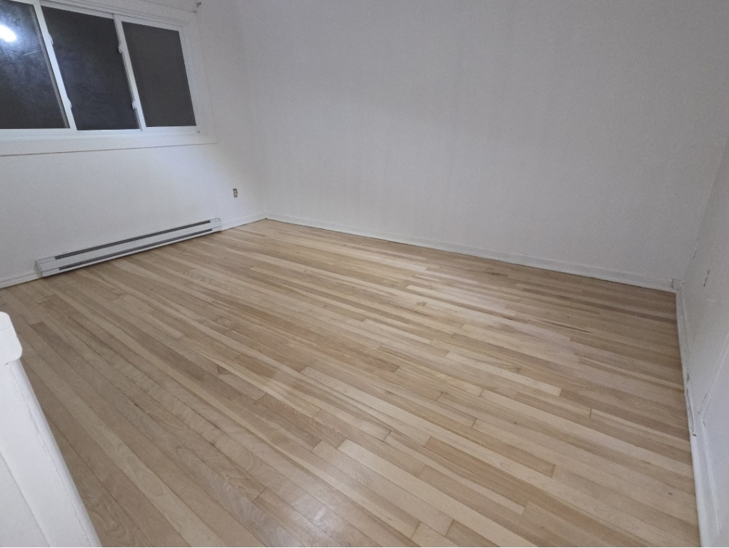 Grand 41/2 Entièrement Rénové | 3225563